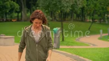 年轻有魅力、美丽又多汗的女人在城市公园跑步，停止慢跑锻炼，累得满头大汗