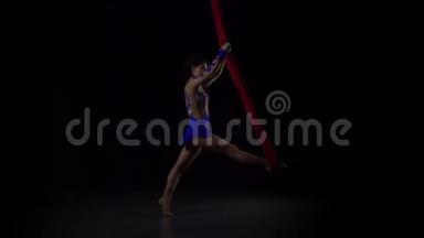 女空中体操运动员在黑色背景下<strong>表演</strong>红色丝绸。 精彩的<strong>杂技表演</strong>.. 慢动作。 142