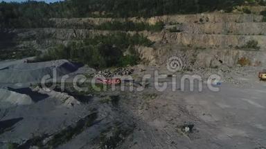 砂桩和破碎设备采石场的俯视图，用于花岗岩和建筑材料的开采