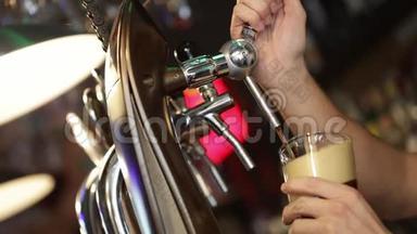 专业酒保将工艺啤酒倒入玻璃杯中的过程。