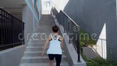 在<strong>楼梯</strong>上跑，女人在<strong>楼梯</strong>上跑。 女运动员爬<strong>楼梯</strong>运动锻炼跑外