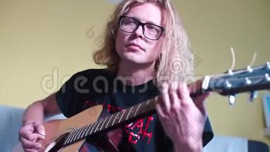 戴眼镜弹原声吉他的音乐老师