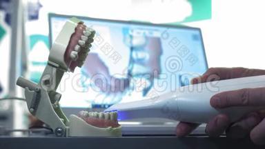 牙齿手动3D<strong>扫</strong>描仪。 医生<strong>扫</strong>描下巴上的一颗牙齿。 牙医<strong>扫</strong>描牙齿。 新技术