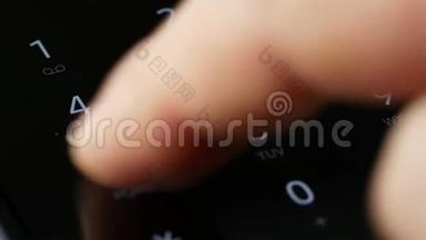 数字键盘屏幕上的特写手指拨号针或电话号码