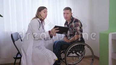 社会工作者、护士在医疗椅上咨询病人的健康状况