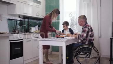 家庭互动，一个坐在轮椅上的男人和他的妻子和儿子一起在厨房准备食物，<strong>好好</strong>说话，<strong>好好</strong>说话