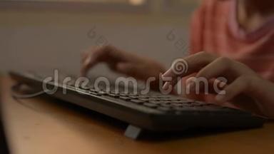 在COVID-19<strong>疫情</strong>爆发期间，一名女孩在<strong>家</strong>里的桌子上用电脑键盘打字。