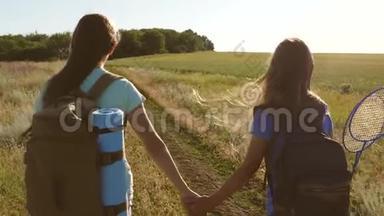 团队旅游青少年。女旅行者走在乡村的路上。夏日公园里快乐的徒步女孩。快乐