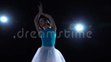 优雅的芭蕾舞演员穿着白色的芭蕾舞裙跳舞<strong>古典</strong>芭蕾<strong>元素</strong>。 关门