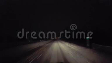 夜间在农村路上下雪时，司机接近交通事故。 司机视角POV向车辆移动