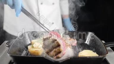 慢动作食物视频.. 厨师在手套中使用汤汁在烧烤或烤架上翻肉。 餐厅食物烹饪。 表演节目