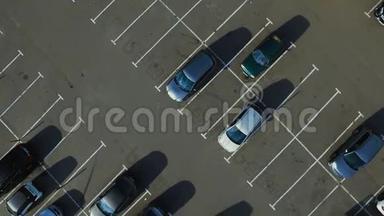 无人机拍摄人们在停车场<strong>走来走去</strong>。 在停车场<strong>上</strong>空飞行