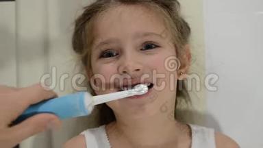 女孩用电动牙刷刷牙