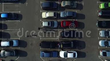 鸟瞰汽车在停车场移动。 Dr.拍摄拥挤的停车场