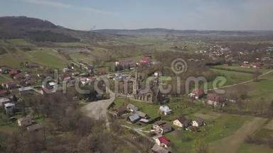 波兰，西克林-72019年：<strong>罗马天主教</strong>会在一个风景如画的村庄的中心，位于青山上。 空中无人机或q
