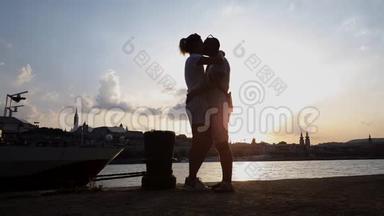 日落时分，浪漫情侣在码头拥抱<strong>亲吻</strong>的<strong>剪影</strong>