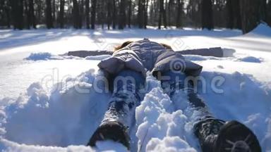 穿着冬装的小女孩躺在<strong>雪地</strong>草地上做天使。 快乐的女人在<strong>雪地</strong>里玩，享受冬天的时光