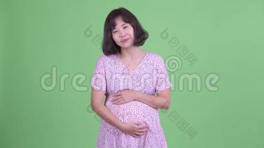 快乐的亚洲孕妇被采访
