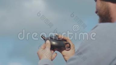 一个留着胡子的人手里拿着一个茶壶，拿着一个<strong>陶土</strong>伊兴的茶。 手工<strong>陶土</strong>茶壶，用于茶道。 4k