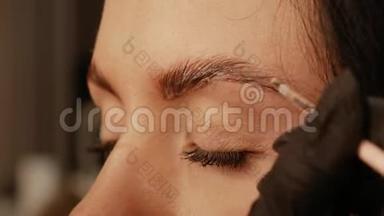 美容师用手在眉毛上涂油漆
