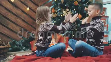温馨视频的快乐朋友玩拍手游戏，享受圣诞气氛..