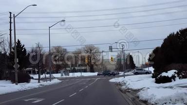 汽车接近停止标志城市街交叉路口并左转。 冬季市区道路车辆行驶及左转
