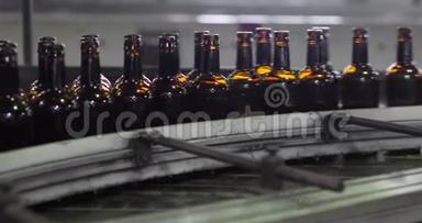 清洁玻璃棕色瓶正在沿着<strong>生产</strong>线在<strong>生产工厂</strong>移动。