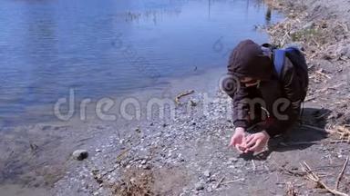 男孩牵着<strong>小青</strong>蛙，让她走进河里。