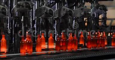 工厂生产玻璃瓶的<strong>自动化</strong>输送机械生产线。