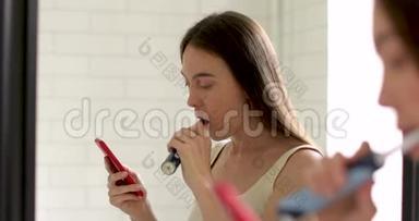 智能手机刷牙的年轻女子