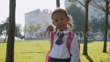 一个穿校服的<strong>小女孩</strong>站在智能手表上<strong>说话</strong>。