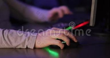 玩家正坐在桌旁玩电脑游戏，<strong>双手特写</strong>。