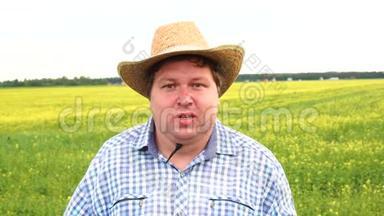 沮丧的农民站在田野里哭泣，在阳光明媚的日子戴牛仔帽。 沮丧、沮丧、悲伤的人