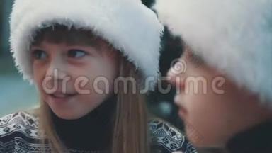 4k录像显示，有头脑的孩子在平安夜戴着圣诞帽，喝着热可可，想知道他们在做什么