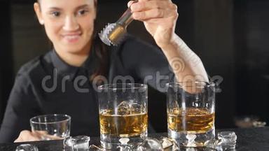律师的概念。 女酒保服务员准备酒精鸡尾酒，缓慢地滴下冰块。 友好友好
