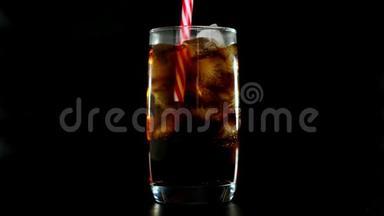 把稻草放进可乐里，在黑色的<strong>背景</strong>上用杯子里的<strong>冰块</strong>。 快关门。