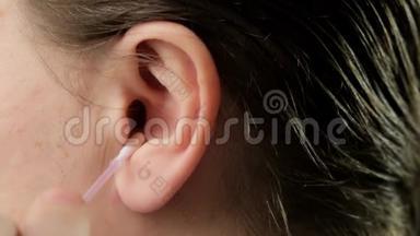 用<strong>棉签</strong>棒将人用于清洁耳朵。 快关门。