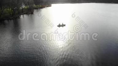 日落时，两个人的橡皮船漂浮在河上。