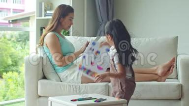 女儿画了画，但母亲不感兴趣
