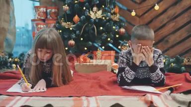 集中注意力的孩子参与了思考他们所有的<strong>愿望</strong>和<strong>愿望</strong>的过程，给圣诞老人写信。