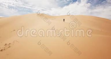 女孩在沙丘上奔跑。 鸟瞰蒙古<strong>戈壁</strong>沙漠的Khongor沙丘。