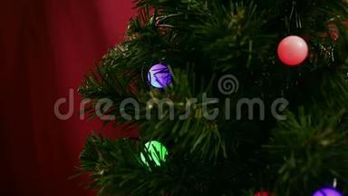 小<strong>女孩</strong>的手在<strong>圣诞树</strong>上挂着一个蓝色的球。 <strong>女孩</strong>装饰<strong>圣诞树</strong>.