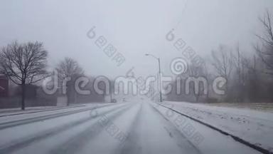 驾驶<strong>冬季</strong>暴风雪与车辆交通在白天。 司机视角POV雪雪暴<strong>雪天</strong>气状况