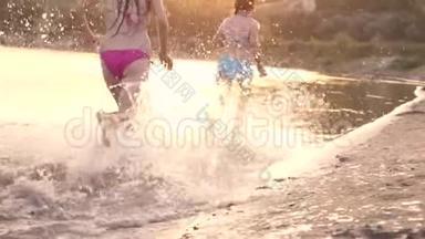 女孩们在沙滩上奔跑，沙滩上<strong>溅起水</strong>滴。 免费青少年暑假放松