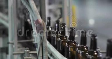许多<strong>干</strong>净的玻璃啤酒瓶正沿着输送线快<strong>速</strong>移动，特写。