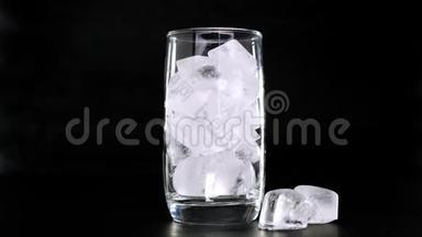 在黑色背景下，用玻璃<strong>倒</strong>入冰块的<strong>可乐</strong>。 快关门。