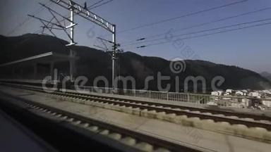 通过窗口观看中国各省的高速列车。 慢动作录像。
