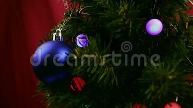 那个年轻<strong>女孩</strong>`手把一个蓝色的球挂在<strong>圣诞树</strong>上。 <strong>女孩</strong>装饰<strong>圣诞树</strong>.
