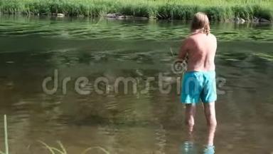 <strong>去钓鱼</strong>。 成年男子钓山河。 一个穿着蓝色短裤，光着背的渔夫把鱼饵丢在那里