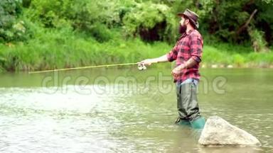 人钓鱼和放松，同时享受爱好。 飞钓和定期钓鱼的区别.. 捕鱼人